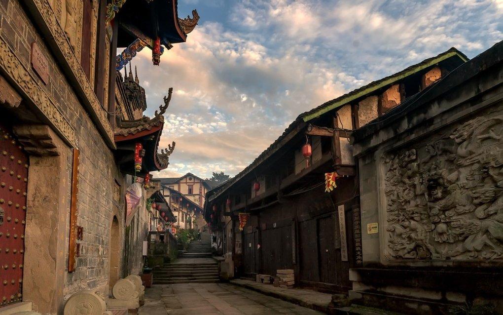 白裤子灰色吊带搭配什么颜色衬衫？游戏画面
